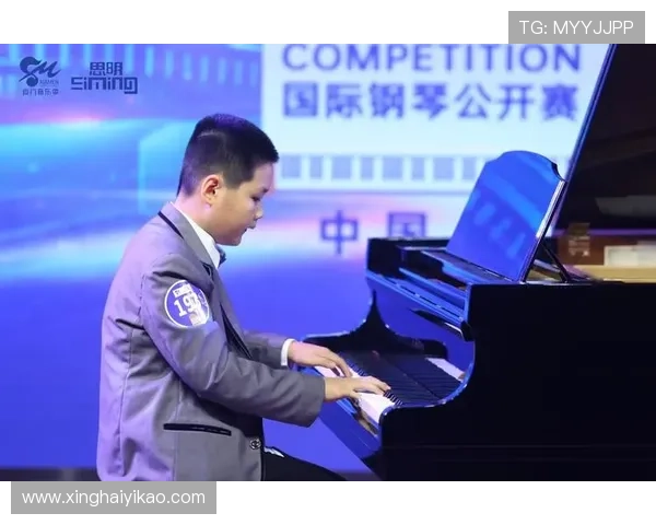 足球明星与钢琴的奇妙对话展现艺术与运动的完美结合 足球明星与钢琴的奇妙对话展现艺术与运动的完美结合