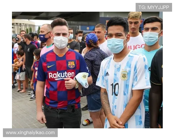 足球明星赛后排队合影瞬间展现友谊与竞技精神的完美结合