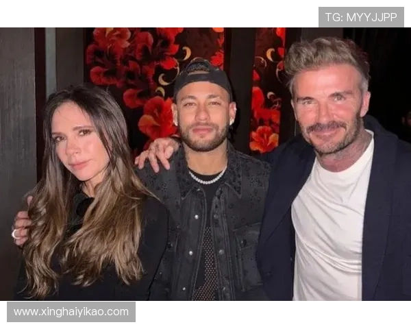 内马尔与众多足球明星亲密合影展现友谊与激情的瞬间