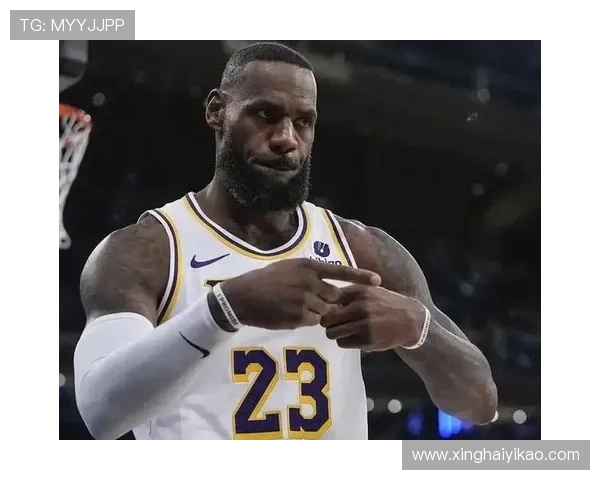 足球巨星们纷纷送上祝福庆祝詹姆斯职业生涯新里程碑的精彩瞬间