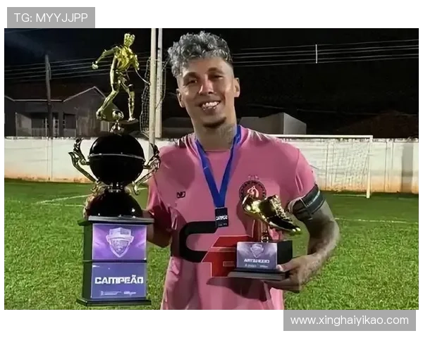 足球明星在比赛期间钱包被盗引发球迷热议和安全隐患关注 足球明星在比赛期间钱包被盗引发球迷热议和安全隐患关注